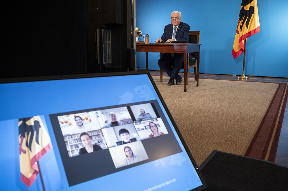 Bundespräsident Frank-Walter Steinmeier sprict bei der 'Bürgerlage' per Videoschalte mit Bürgerinnen und Bürgern zu ihrer Lage in der Pandemie im Südsalon von Schloss Bellevue 